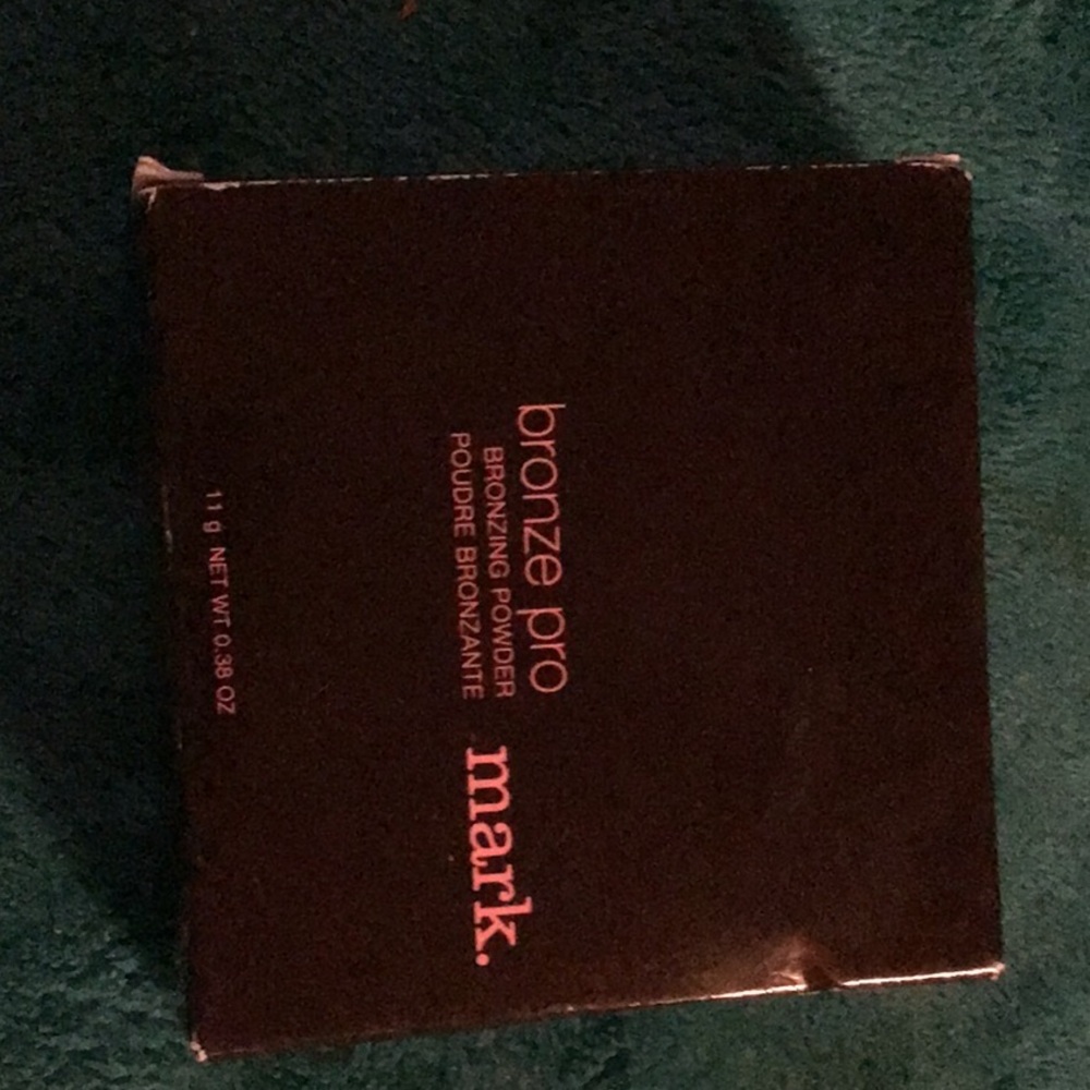 Avon mark bronzing pro bronzing powder mark bronze Color .38 oz